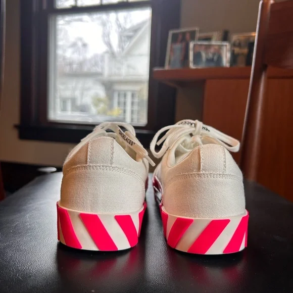 Off-White x virgil abloh Vulcanized Low Top Sneakers - Picture 9 of 11